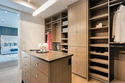 Minimalist closet in Florida