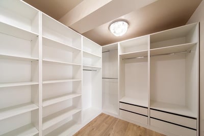 Modern Closet design by Paradise Kitchen & Closets
