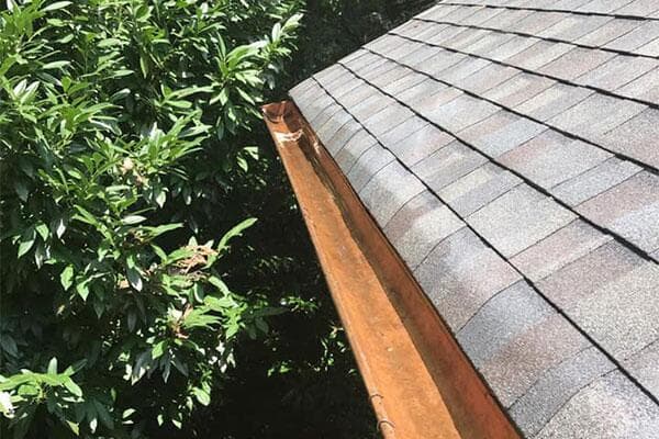 CClogged gutters were bound to cause problems for this homeowner, from potential water damage to stained siding. To get ahead of that, we removed all of the debris and completely washed the gutters out. Water can now flow freely and safely away from the home.