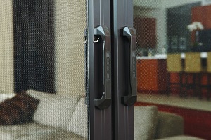 Phantom retractable door screen latch