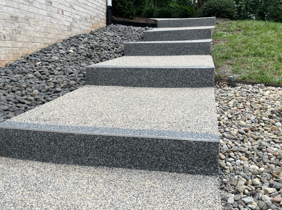 Contrasting stone pattern inlaid in a resin bound driveway