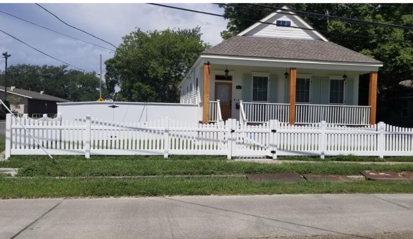 Vinyl Fencing in Louisiana
