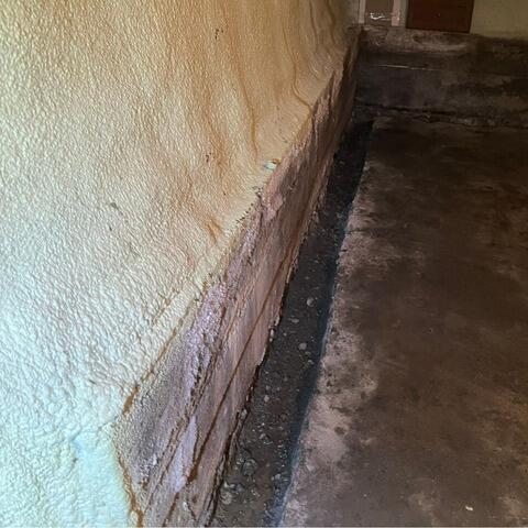 A permanent solution to basement leaks and moisture in Lac-Saint-Joseph, Quebec - Before Photo