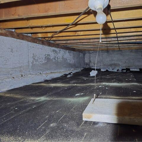 Crawl Space Transformation: Moisture Eliminated in Lac-Saguay, Quebec - Before Photo