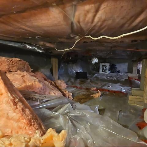 Long-lasting moisture protection for a crawl space in Sainte-Angèle-de-Monnoir, QC - Before Photo