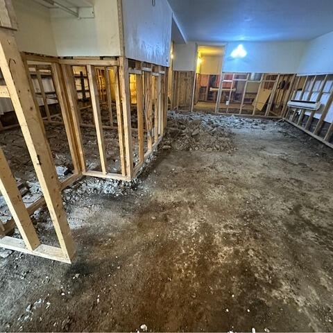 Permanent solution for moisture and water infiltration in basements in Saint-Bernard-de-Lacolle, Quebec - Before Photo