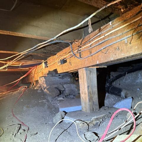 Dried crawl space and stabilized structure in Saint-Ambroise-De-Kildare, Quebec - Before Photo