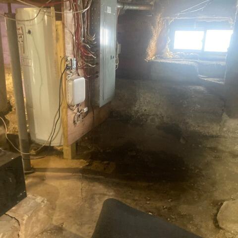 Effective encapsulation and drainage for a healthy crawl space in Saint-Cyprien, QC - Before Photo