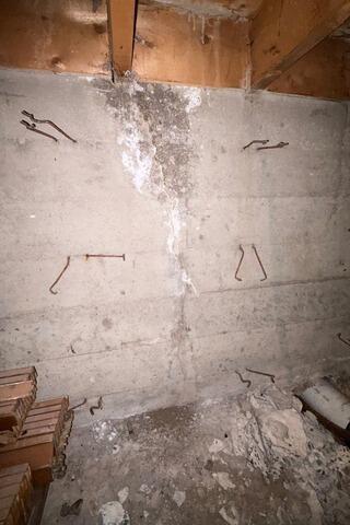 Repairing a foundation crack in Woburn, QC - Before Photo