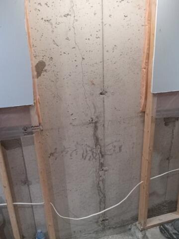 Sealed wall crack in Ancaster, On - Before Photo