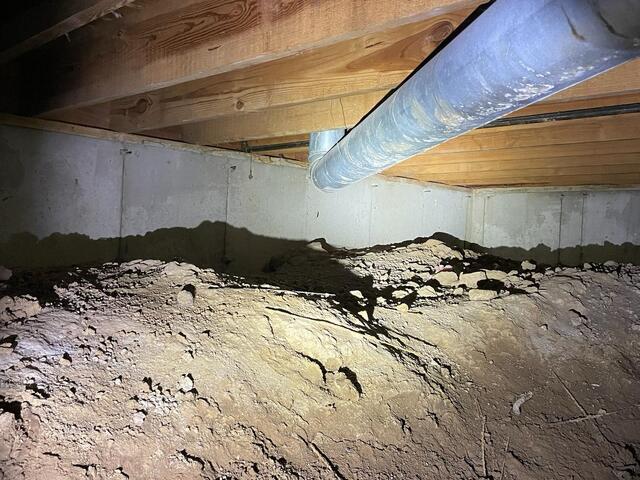 Crawlspace in St. Louis, MO - Before Photo