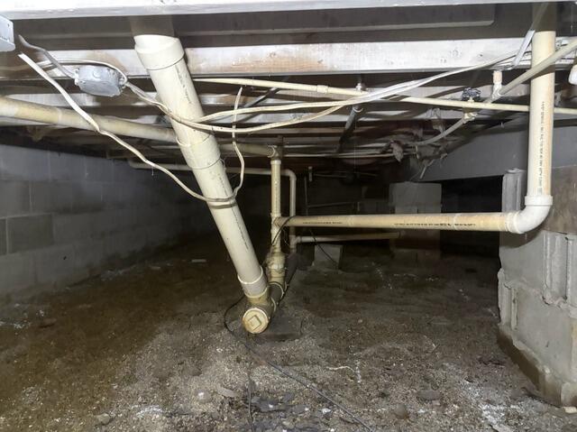 Crawl Space Encapsulation and Waterproofing in Wabash, IN - Before Photo