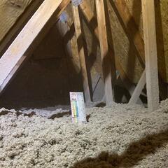 Réduction des pertes thermiques par l'isolation de grenier à Bromont, Québec