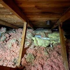 Cutting down on heat loss by insulating an attic in Bromont, Quebec