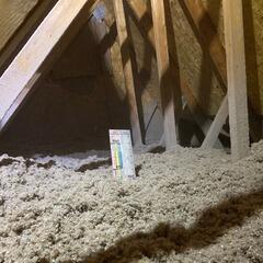 Cutting down on heat loss by insulating an attic in Bromont, Quebec