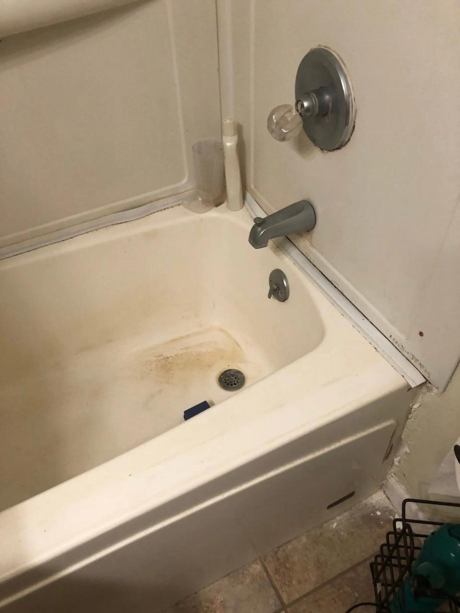 Before: outdated tub in Nappanee