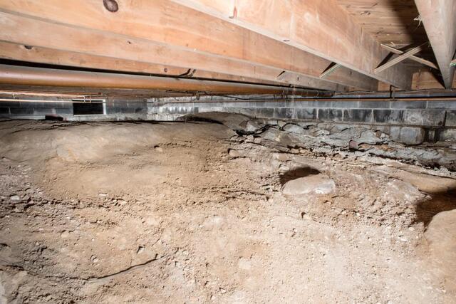 Crawl space with dirt floor