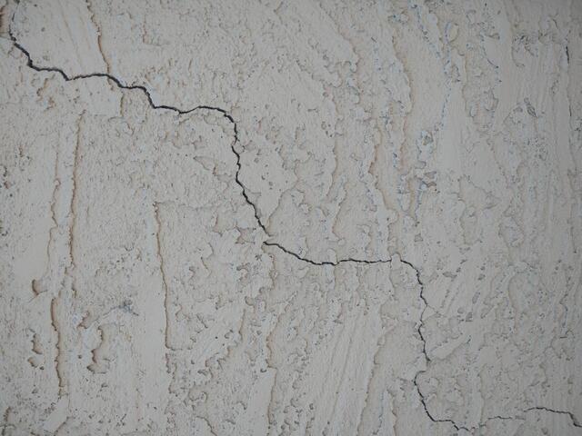 Why Is My Stucco Cracking? 7 Signs Your Foundation and Stem Wall May Be Fai...