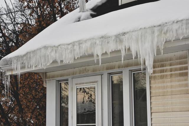 Ice Dams & Roof Damage: What Homeowners in Stamford, Greenwich & New Rochel...