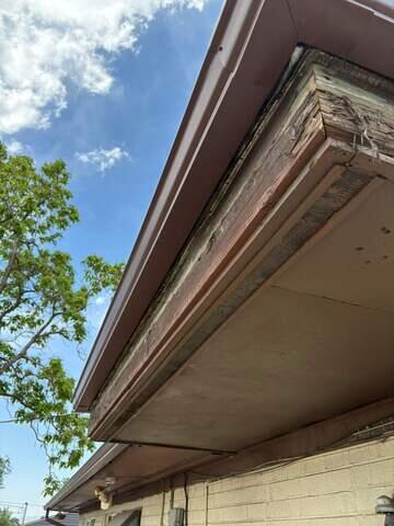 at least the gutters look good