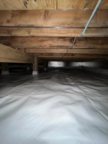 We installed SilverGlo Insulation Panels along the crawl space walls to provide premium insulation and thermal reflection. These panels create a thermal break, stabilizing temperatures and preventing outside cold or heat from entering the space.