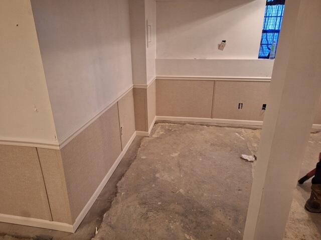 Each EverLast panel includes a built-in vapor barrier backing that helps block moisture and humidity from passing through the wall surface. The bottom edge of the panels is tucked neatly into the WaterGuard wall flange, creating a continuous, sealed system that prevents vapor transfer while maintaining a clean, finished look.