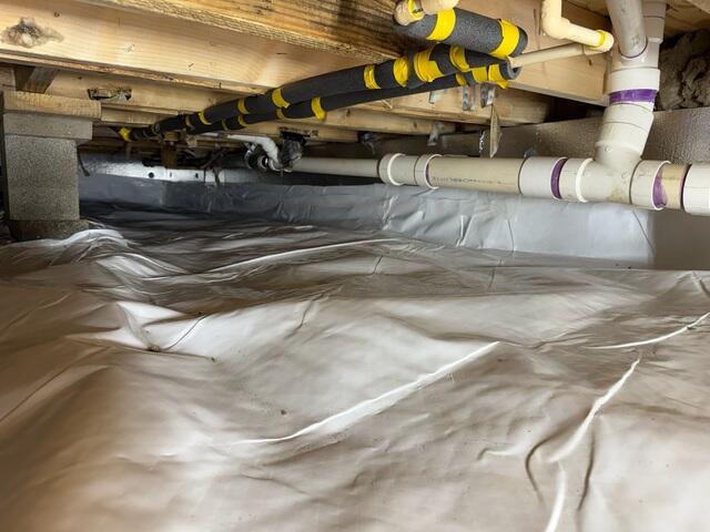 CleanSpace was used to encapsulate the crawl space keeping seeping water and odors from passing through. SilverGlo was installed on the walls to keep the crawl space insulated.