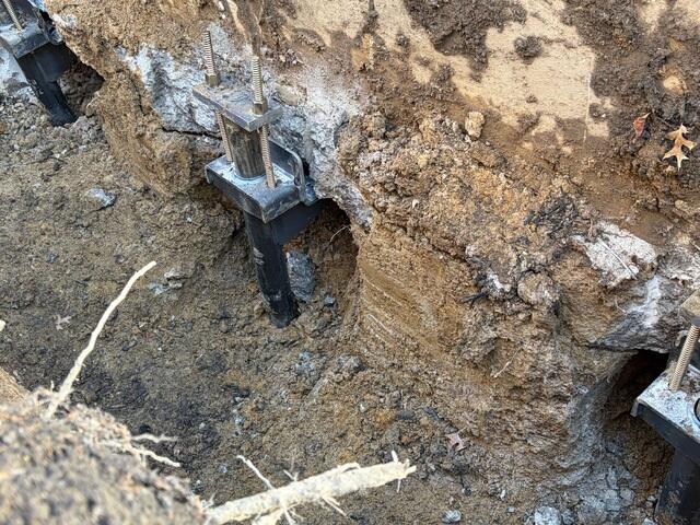 This photo shows a close up of the last, which shows how our "L" shaped brackets latch right up underneath the home.