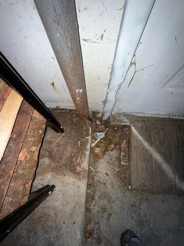 The original support column had deteriorated and rusted.