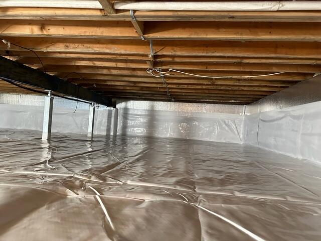 CleanSpace and SilverGlo complete the encapsulation, sealing the crawl space from moisture. Installed SmartJacks stabilize the structure and help prevent future floor sagging.