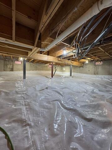 Installed a durable vapor barrier across the entire crawl space floor and along the walls
• Sealed the system to help isolate the space from ground moisture
• Installed SmartJack support posts to stabilize and reinforce the structure above
