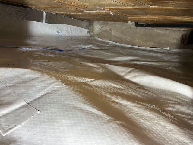 Système d'encapsulation du vide sanitaire complété, créant un espace plus propre, plus chaud et mieux protégé.