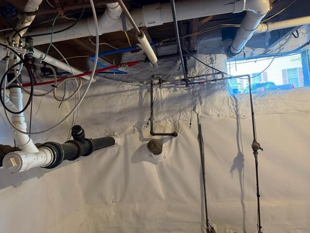 CleanSpace crawl space encapsulation system
Full vapor barrier coverage across the crawl space floor
Encapsulation along the lower wall surfaces
Closed-cell spray foam insulation along the rim joists and upper foundation areas