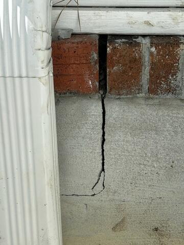 Exterior wall crack due to a shifting foundation.