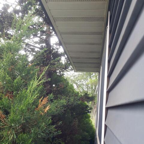Once the insulation was complete, we reinstalled the soffit panels, leaving the cantilever properly sealed and insulated to help minimize drafts, prevent cold floors, and maintain more comfortable indoor temperatures throughout the year.