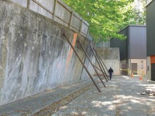 Retaining wall temporarily stabilized with steel tube bracing