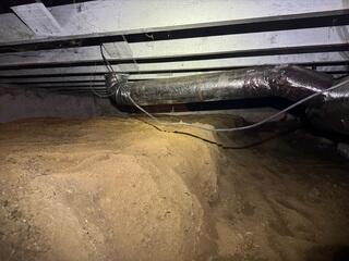 This crawl space was hard to access due to the difference in the height of the dirt.
