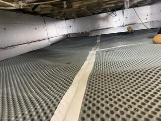 Next, the crew installed Drainage Matting to channel water efficiently toward the drainage system, preventing moisture buildup beneath the crawl space floor. Alongside, SilverGlo Insulation Panels were added to improve energy efficiency and resist moisture, keeping the space dry and comfortable.