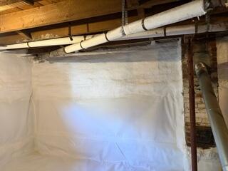 CleanSpace crawl space encapsulation system
Full vapor barrier coverage across the crawl space floor
Encapsulation along the lower wall surfaces
Closed-cell spray foam insulation along the rim joists and upper foundation areas