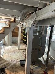 One of the piers where cracks can be seen because it is unable to properly support the floor