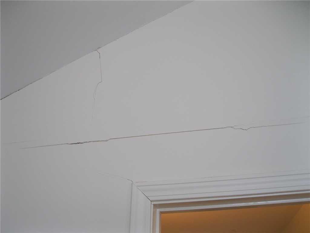 Foundation Repair Interior Signs of Foundation Problems Large interior Crack