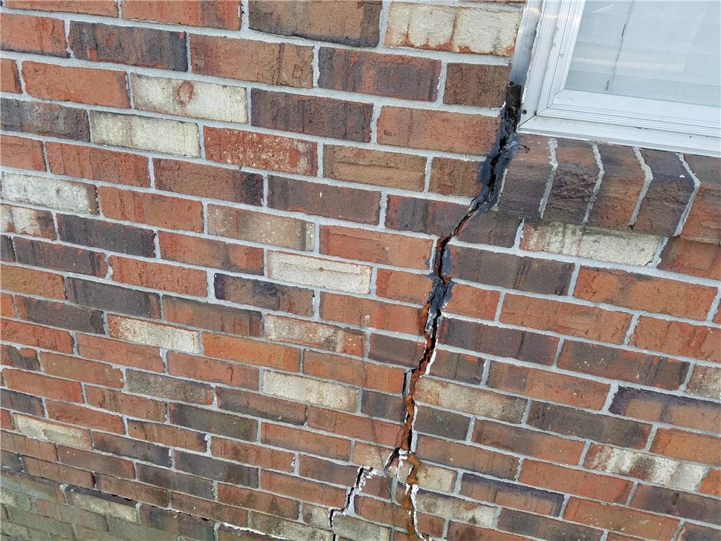 Exterior Signs of Foundation Settlement Failure - Visible cracking