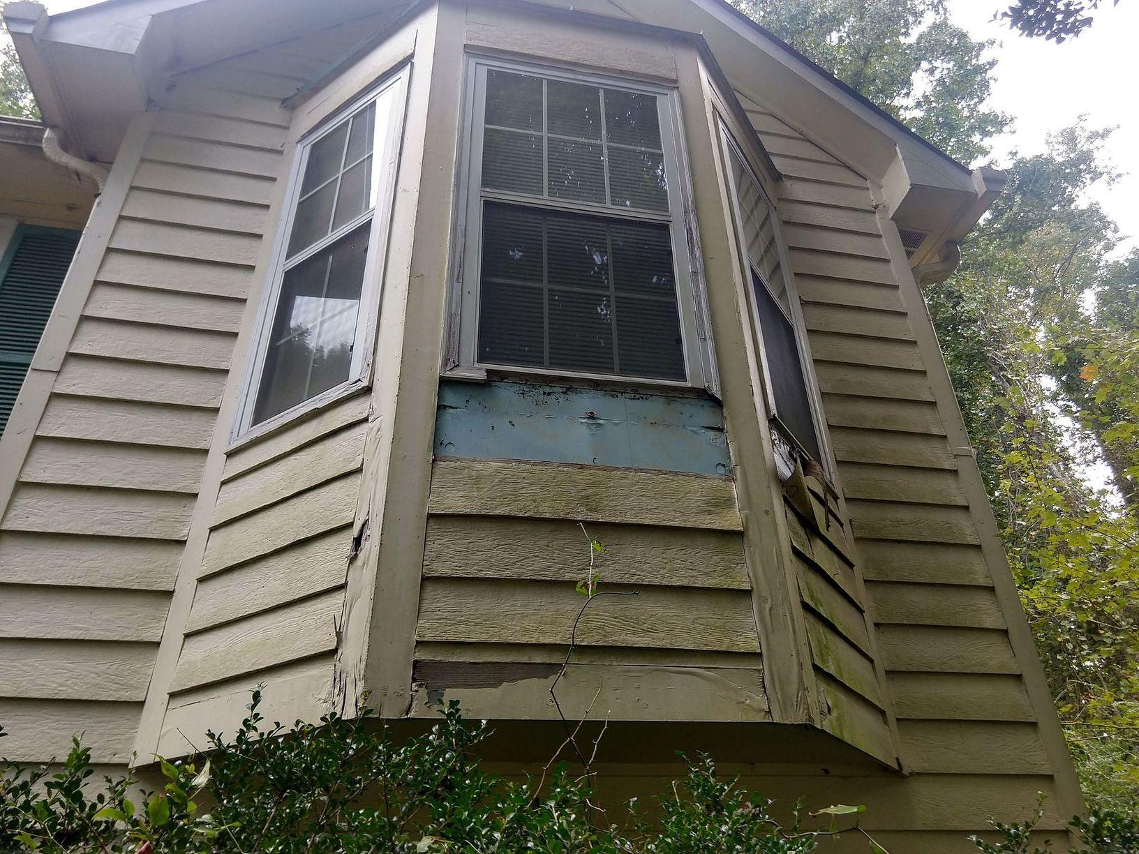 Siding Vinyl Siding Replacement In Ellenwood Georgia Damage To Siding And Window Trim