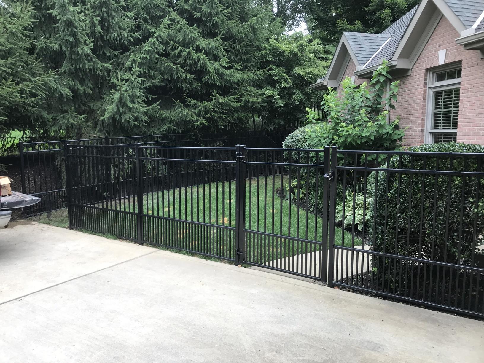 Aluminum fence with puppy pickets Clearance