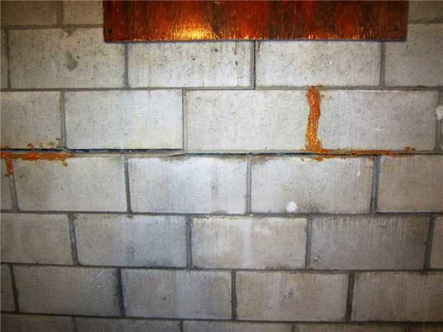 Horizontal Crack in Bowing Wall