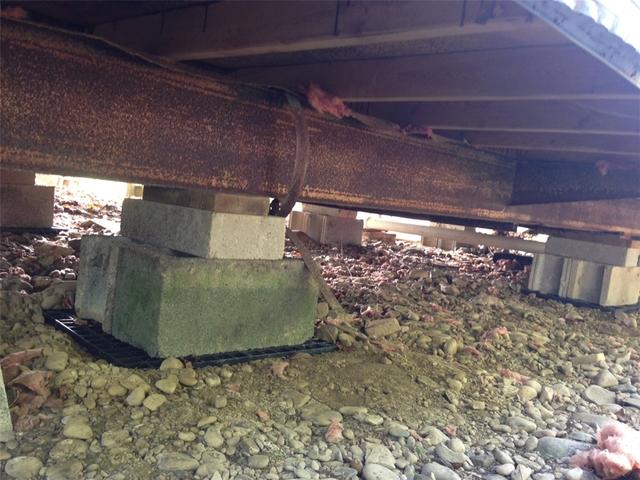 Crawlspace with no insulation