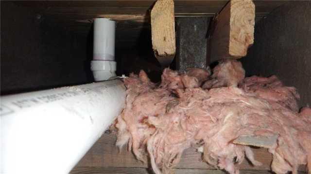 Falling Fiberglass Insulation Puts Crawl Space at Risk