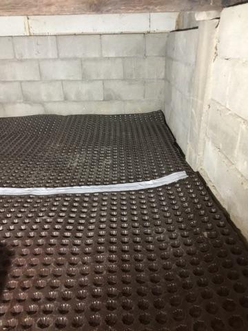 Because this crawlspace gets very wet our team had to instal a drain matting system so the water can flow under the drain mat.