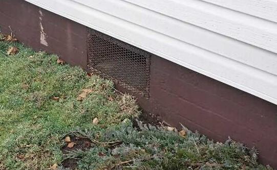 Open crawl space vents allow for the outside air to easily enter a crawl space. Fluctuations in weather combined with the naturally damp and humid environment in a crawl space means a home is likely to have cold floors, higher humidity and a damp, musty smell.