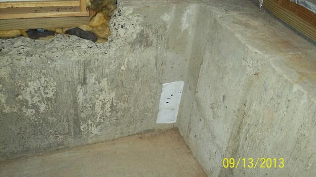 <p>A different lift monitor shows how much the house had been lifted by the piers.</p>